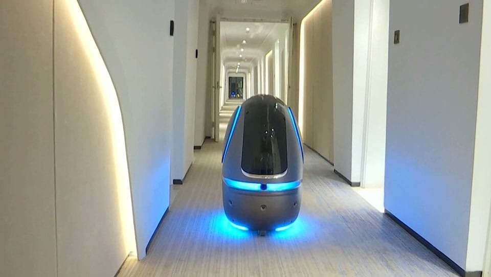 robot-contactless-smart-hotels robot-contactless-smart-hotels